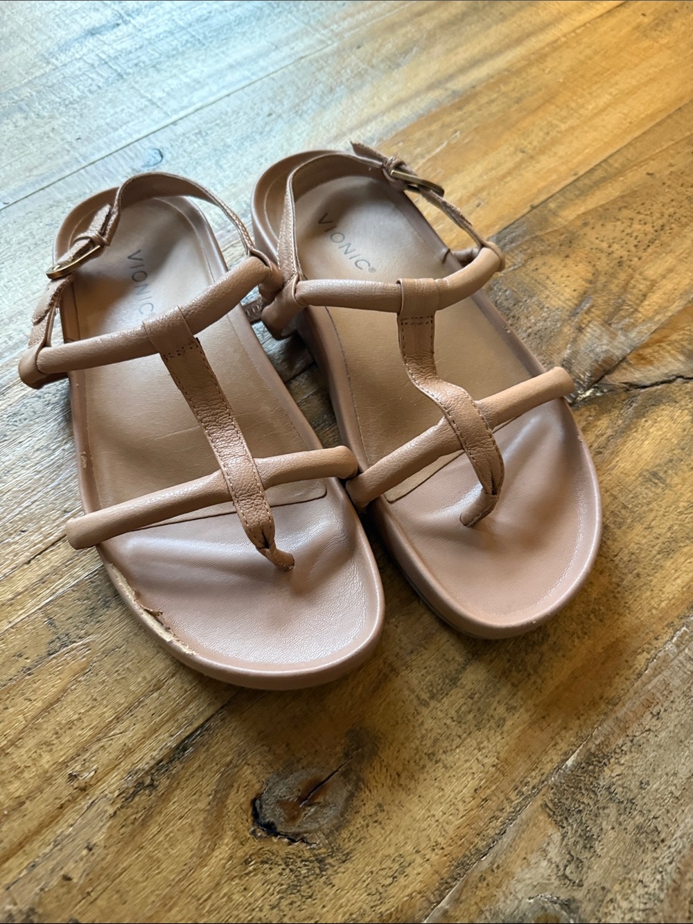 Vionic Women's Tan Strappy Thong Sandals - Light Brown